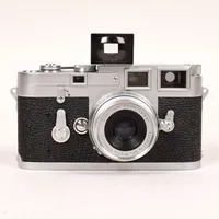 Kamera, Leica M3, 1957, double stroke, serienummer 803904, Wetzlar, sigillstämpel E, med objektiv Summaron 3.5cm 1:3.5, med sökare, väska med mindre skador samt Leica-Meter medföljer, slitage, mindre vukanitbortfall, repor, långa tider sega.