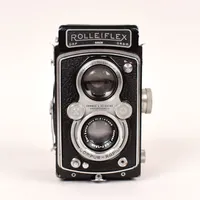 Kamera, Rolleiflex Automat 1, serienummer 628238, med Tessar 1:3.5, Carl Zeiss Jena, förkrigsmodell, 1937-39, med linsskydd och väska, slitage, långa tider sega, märken.   