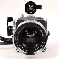 Kamera, Hasselblad Super Wide C, serienummer TCW 6374, 1965, bakstycke, med Objektiv Biogon 1:4,5 f=38mm, linsskydd, mjukt fodral, smärre slitage, några repor, graverade bokstäver.