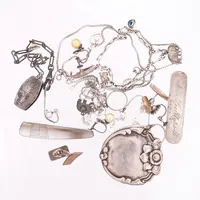 5 Armband, 2 kedjor, 1 hänge, 2 ringar, 2 manschettknappar, 2 plakett, 4 örhängen, 1 smyckesdel, 1 brosch, graverat/skador, silver  Vikt: 70 g