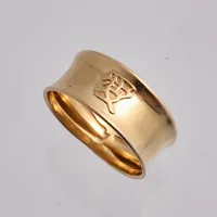 Ring i 18K guld, stl 18, bredd 5,8-8,6mm, tillverkad av Guldfynd, vikt 2,18g.