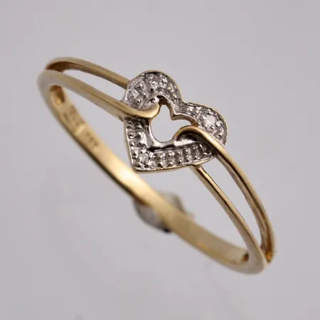 Ring i 18K guld, stl 17¾, bredd 1,5-6,6mm, 3st diamanter, 8/8 slipade, tillverkad av Guldfynd, vikt 1,73g.