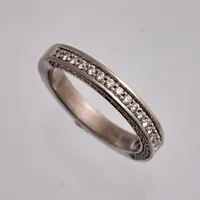 Ring i 18K vitguld, stl 17, bredd 3mm, 43st diamanter, tillverkad av Guldfynd, vikt 5,67g.
