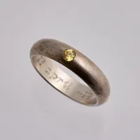 Ring i silver,  stl 18¼, bredd 5mm, 1st gul sten, mått Ø3mm, personlig gravyr, 925/1000, vikt 4,90g.