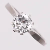 Ring med äldre briljantslipad diamant ca 0,85ct, kvalitet ca W-TCr(H-I)/ VS, stl: 17, troligen tillverkad av  Bo-Georg Persson Juv.Firma, otydliga mästarstämplar, Västerås 1953, Platina Vikt: 3,5 g