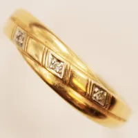 Ring, diamanter 3x ca 0,005ct, Ø18, bredd:4mm, 18K 2g.