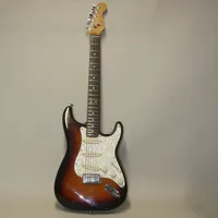 Elgitarr Fender Stratocaster, USA, år 1989-1990.serienummer E 938903, Sunburst, Jumboband, Noiselesspickuper, låsbara stämskruvar, stötskada på framsida kropp, repor, gitarren är i gott spelbart skick, huvudet har en gammal skada under stämskruvarna, bra lagat, sliten gigbag medföljer, inga andra tillbehör,
