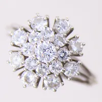 Ring med diamanter 1 x ca 0,20ct, 8 x ca 0,10ct, samt 8 x ca 0,04ct, enligt gravyr 1,33ctv, stl 17¼, bredd ca 2,5 - 14mm, vitguld, 18K Vikt: 4 g