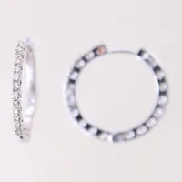 Ett par örhängen, creoler med diamanter 26xca0,01ct, ca Ø20-21mm, bredd: 1,4-1,6mm, vitguld, 18K  Vikt: 5 g
