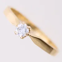 Ring med diamant 1xca0,18ct enligt gravyr, stl 17½, bredd: 2,1-4mm, Strömdahls Juveler, 18K  Vikt: 2,3 g