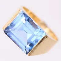 Ring med blå sten, stl: 16½, bredd: 3,2-10mm, nagg på sten, skev, 18K  Vikt: 7,2 g