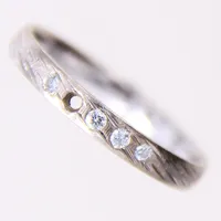Ring med diamanter 4xca0,02ct, stl: 19½, bredd: 3mm, en diamant saknas, vitguld, 18K  Vikt: 2,9 g