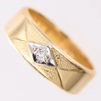 Ring med en diamant ca 0,03ct, stl: 17¼, bredd: 6,1mm, gravyr, 18K  Vikt: 6,5 g