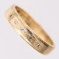Ring med 8/8-slipade diamanter 5 x ca 0,0075ct, stl: 16½, bredd 3,8mm, 18K.  Vikt: 3,4 g
