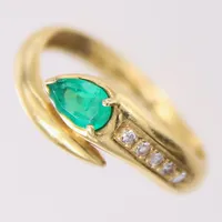 Ring 8/8-slipade diamanter 5 x 0,01ct samt troligen smaragd, stl: 16½, bredd 2,9-7,6mm, urgrävd skena, något bucklig, tre diamanter med nagg/skador, 18K.  Vikt: 3,6 g