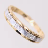Ring med briljantslipade diamanter 6 x 0,01ct, stl: 19¼, bredd 2,1-4,6mm, vit/gult guld 18K.  Vikt: 2,5 g
