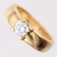 Ring med briljantslipad diamant tot enligt gravyr 0,47ct, stl: 18, bredd 5,8mm, gravyr, 18K.  Vikt: 11,4 g