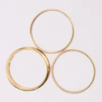 Tre ringar med dekor, stl: 16-17, bredd 3,4-4,5mm, gravyr, 18K. Vikt: 7,5 g