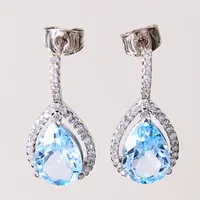 Ett par örhängen med droppformade topaser samt briljantslipade diamanter 74 x 0,0075ct, Ø11,6mm, vitguld 18K.  Vikt: 5,2 g