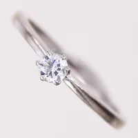 Ring med briljantslipad diamant 1 x 0,20ct enligt gravyr, stl: 17, bredd 1,7mm, GHA, vitguld 18K.  Vikt: 3 g