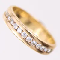 Ring med briljantslipade diamanter 15 x 0,03ct, stl: 17¼, bredd 4,3mm, gravyr, 18K.  Vikt: 3,8 g