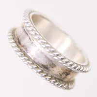 Ring med dekor, stl: 18¼, bredd 8,2mm, silver 925/1000.  Vikt: 7,4 g