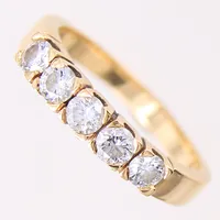 Ring med briljantslipade diamanter 5 x 0,16ct, stl: 18, bredd 2,6-3,7mm, 18K.  Vikt: 4,7 g