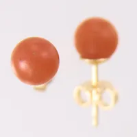 Ett par örhängen med orange/bruna stenar, Ø7mm, 18K.  Vikt: 1,8 g