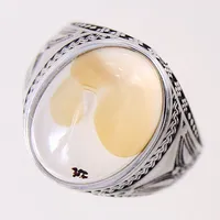 Ring med dekor samt vit sten, stl 19, bredd 3-18mm, silver 925/1000 Vikt: 6,7 g