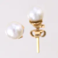 Ett par örhängen med odlade pärlor, 18x7mm, 18K  Vikt: 1,9 g