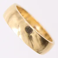 Ring, slät, stl: 15½, bredd: 5mm, gravyr, 18K  Vikt: 4,9 g