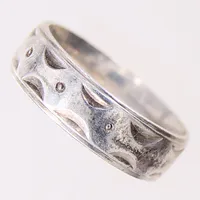 Ring, stl: 20½, bredd: 7mm, repig, silver 925/1000 Vikt: 7,6 g