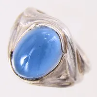 Ring med blå sten, stl: 17, bredd: 3,8-16mm, något skev, silver 830/1000 Vikt: 4,4 g