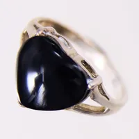 Ring med svart sten, stl: 17, bredd: 2-11mm, silver 925/1000 Vikt: 3,3 g