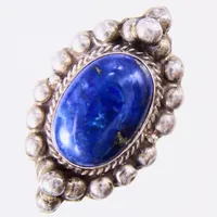 Ring med blå sten, stl: 17¾, bredd: 5-41mm, mindre fläckar på sten, skev, silver 830/1000 Vikt: 17,1 g