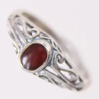 Ring med röd sten, stl: 16½, bredd: 2-6,9mm, silver 925/1000 Vikt: 1,9 g