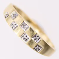 Ring med diamanter 7 x ca 0,005ct, 8/8-slipning, stl 18, bredd 2-5mm, GHA, 18K  Vikt: 2,2 g