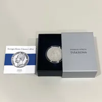 Mynt, 2 Kronor, Brödrafolkens väl, Ø32mm, med etui samt plastficka, silver 800/1000 Vikt: 14,8 g