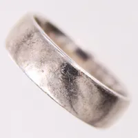 Ring, stl 19½, bredd 7mm, gravyr, silver 925/1000 Vikt: 7 g