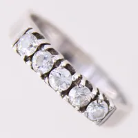 Ring med vita stenar, stl 17¾, bredd 4mm, silver 925/1000 Vikt: 3,8 g