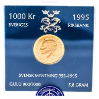 Minnesmynt "SVENSK MYNTNING 995 - 1995" från 1995 i plastetui. Nominellt värde 1000kr. 5,8g 21,6K. 