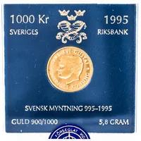 Minnesmynt "SVENSK MYNTNING 995 - 1995" från 1995 i plastetui. Nominellt värde 1000kr. 5,8g 21,6K.  