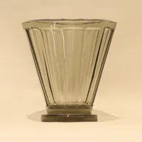 Vas, sannolikt Gerda Strömberg, Strömbergshyttans glasbruk 1930-tal, gultonad fasettslipad glasmassa, obetydlig nagg, smärre repor, osignerad, höjd 19, diameter 19cm Skickas med paket.