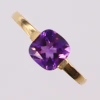 Ring med slipad lila sten stl 17¼ bredd 1,5-7mm, GHA 18K Vikt: 2,4 g
