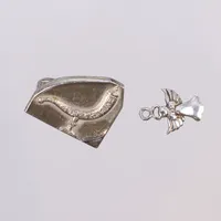 Parti silver, manschettknapp och hänge i form av ängel med liten vit sten, hängets höjd inklusive öglan15mm (ostämplat), silver 830/1000 Vikt: 10 g