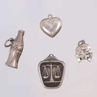4 Hängen, Medaljong med texten Lycka, komposition, tekanna och trumpet, höjd 18-28mm, silver 830-925/1000