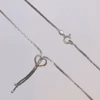 Kedja med ormliknande länk och integrerat hjärtformat hänge med vit sten, längd 41cm, silver 835/1000 Vikt: 7,4 g