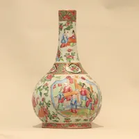 Vas, Kina, Daoguang (1821-1850), handmålad polykrom dekor i Famille Rose, s k Kanton, något dekorslitage, höjd 28cm Skickas med postpaket.