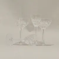 11 Likörglas, 12 Madeiraskålar (totalt 23 glas), modell Bror, rutslipad dekor, 1900-talets första hälft, ett glas etikettmärkt Kosta Sweden (något avvikande dekor), höjd 10-11cm Skickas med postpaket.