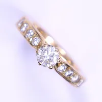 Ring med diamanter totalt ca 0,65 ct, stl 15¼, bredd 3mm, 18K Vikt: 5,7 g